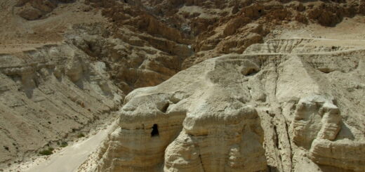 Die Qumran-Schriften, auch bekannt als die Schriftrollen vom Toten Meer